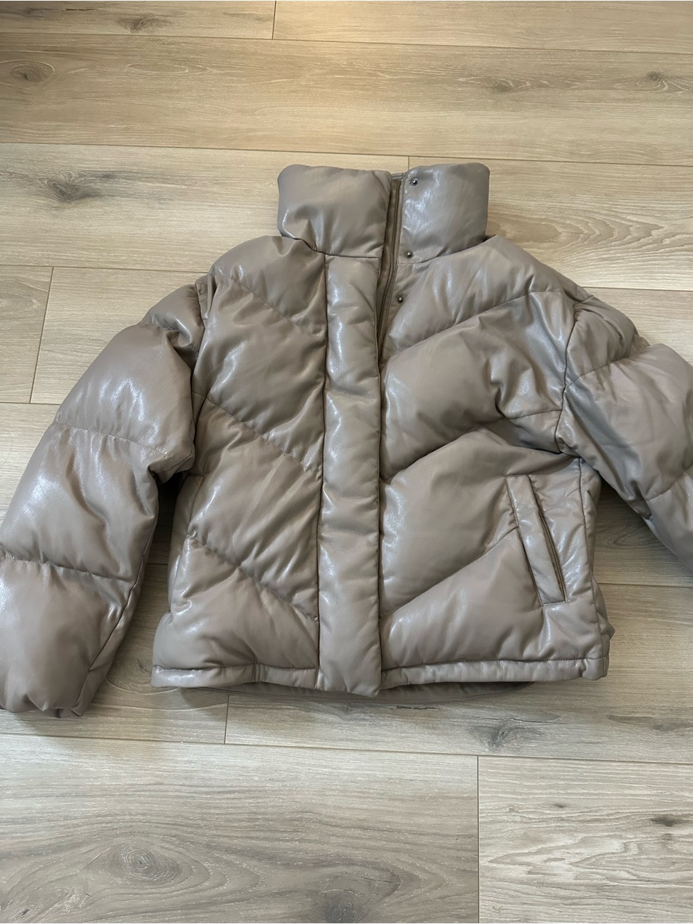 Women Aritzia Taupe Puffer Jacket XS never worn